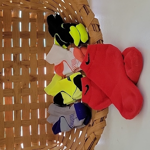 SOF SOLE & NIKE   WOMENS SOCKS , 6 PAIRS TOTAL! - Picture 1 of 4